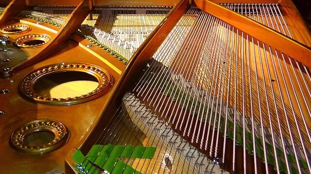 Arpa de hierro y cuerdas de un piano de cola antiguo