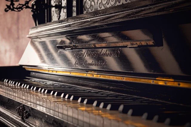 Teclado de un piano vertical antiguo con marquetería