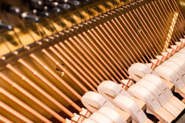 Martillos y cuerdas de un piano en primer plano